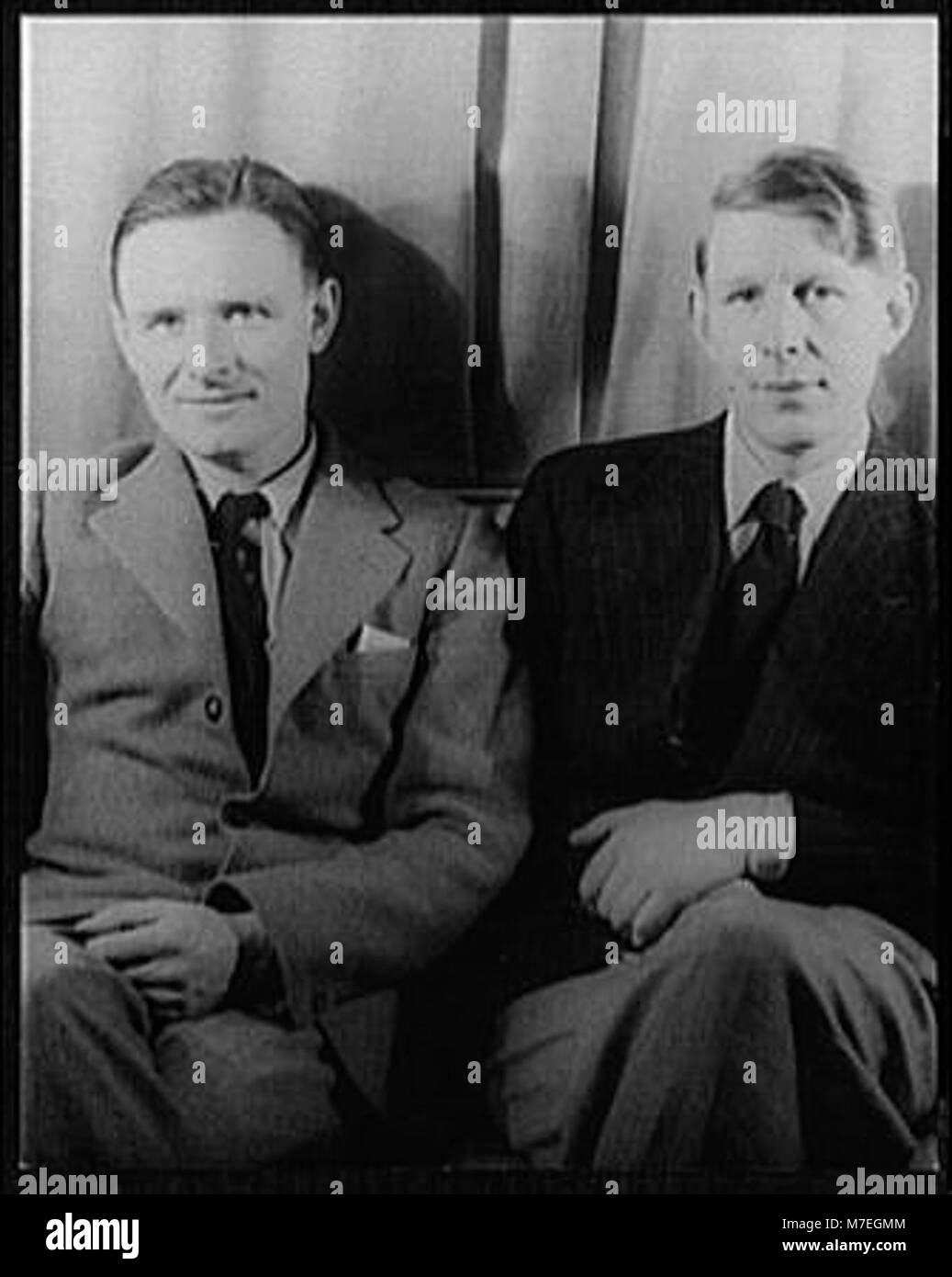 Ein Porträt der berühmten Schriftsteller Christopher Isherwood und W.H. Auden, beide prominente Persönlichkeiten der Literatur des 20. Jahrhunderts. Bekannt für ihre Beiträge zur englischen Poesie und Fiktion, fängt das Porträt ihre intellektuelle Begleitung und literarischen Einfluss während ihrer Zeit ein. Stockfoto