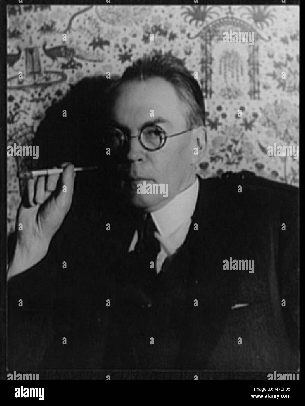 Porträt von James Branch Cabell, einem amerikanischen Autor, der sein Gleichnis in einem formalen Stil zeigt. Die Fotografie fängt sein herausragendes Aussehen und seine literarische Bedeutung ein. Stockfoto