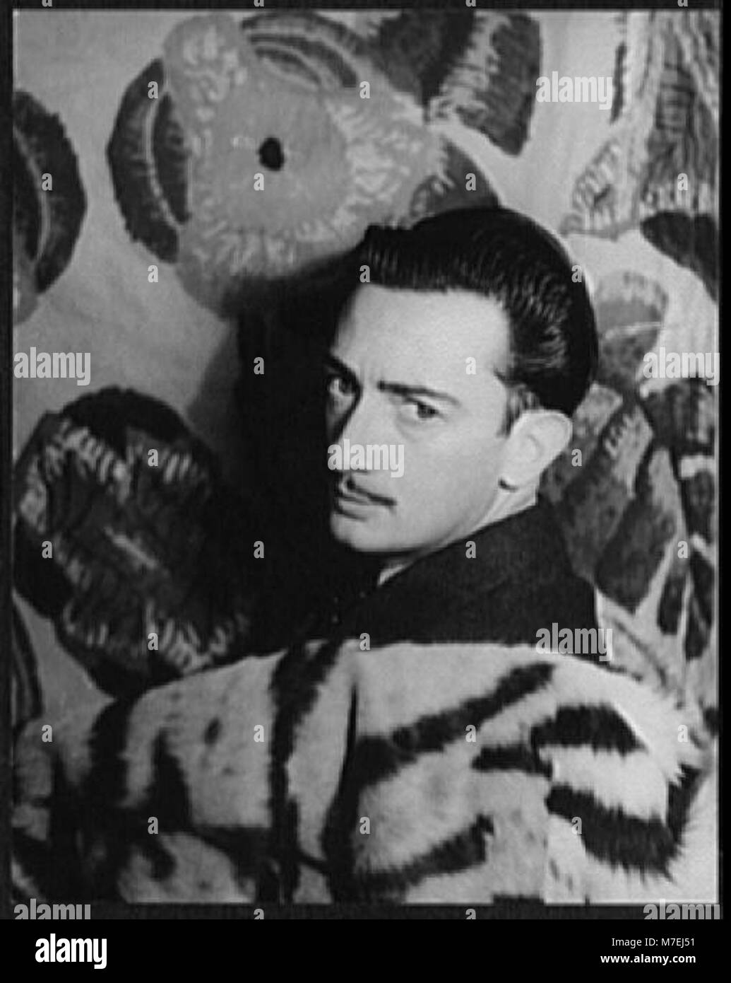 Ein Porträt von Salvador Dali, dem ikonischen surrealistischen Künstler, der für seinen exzentrischen Stil und seine Beiträge zur Kunst des 20. Jahrhunderts bekannt ist. Stockfoto