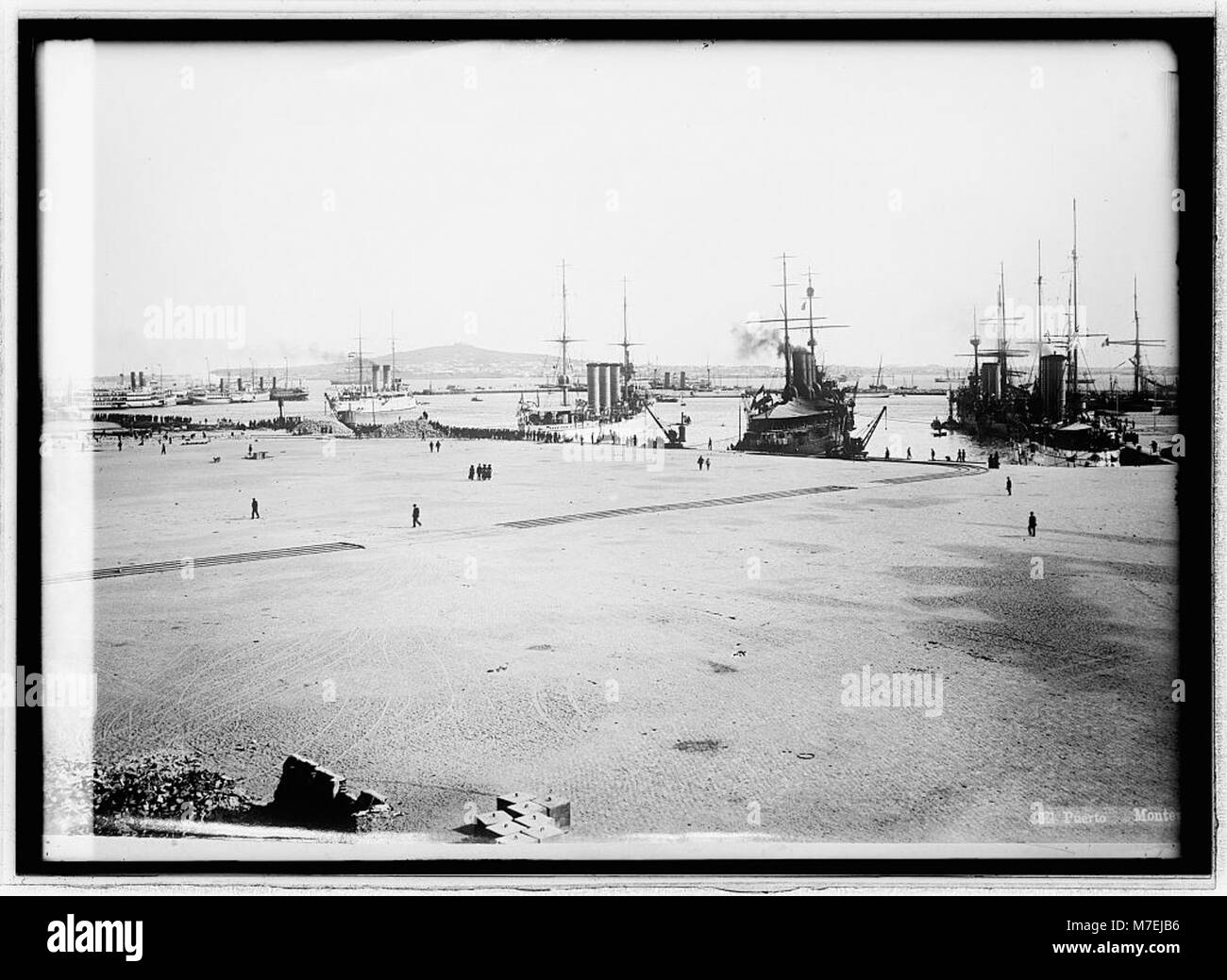 Der Hafen von Montevideo ist ein bedeutender internationaler Handelsknotenpunkt in Uruguay. Sie spielt eine zentrale Rolle in der Wirtschaft des Landes, sowohl im gewerblichen als auch im Personenverkehr. Der Hafen bewirtschaftet eine breite Palette von Gütern, darunter Getreide, Maschinen und Öl, was ihn für regionale und globale Schifffahrtsnetze von entscheidender Bedeutung macht. Stockfoto