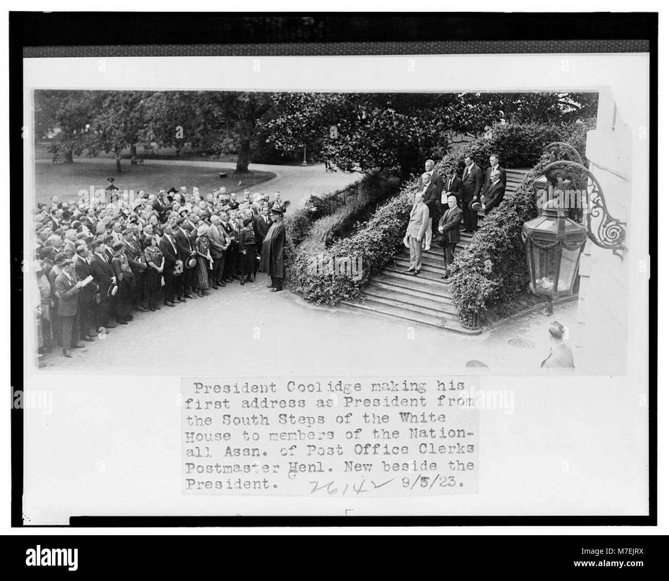Dieses Bild zeigt Präsident Calvin Coolidge, der seine erste Rede als Präsident von den Schritten des Weißen Hauses an die National Association of Post Office Clerks hält. Stockfoto
