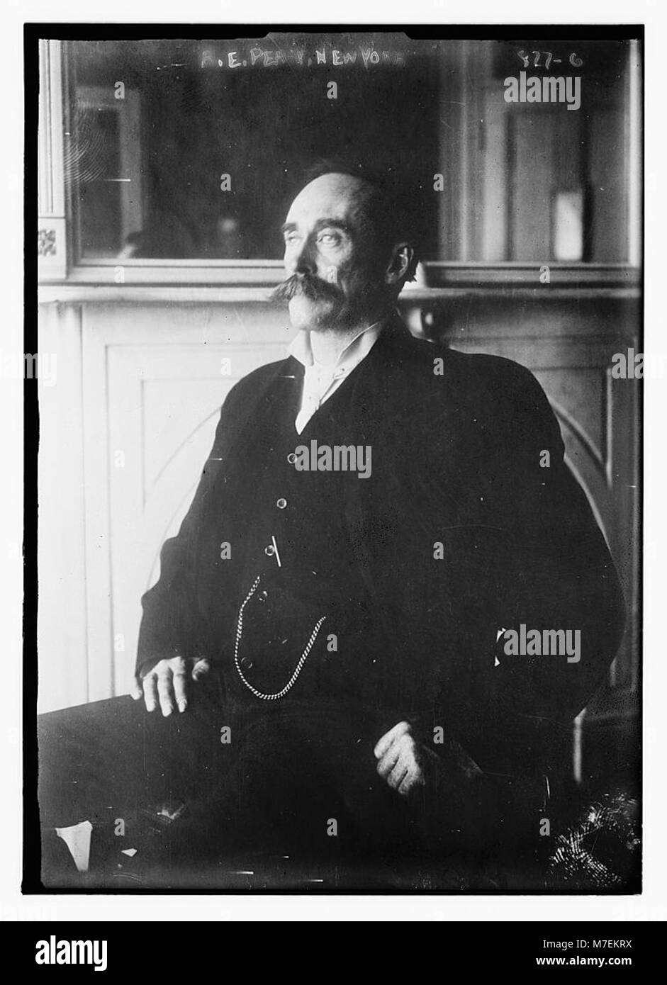 Dieses Foto zeigt Konteradmiral Robert E. Peary, einen amerikanischen Entdecker, der in New York sitzt. Peary ist bekannt für seine Pionierexpeditionen in der Arktis und als einer der ersten Menschen, die den Nordpol erreichten. Stockfoto