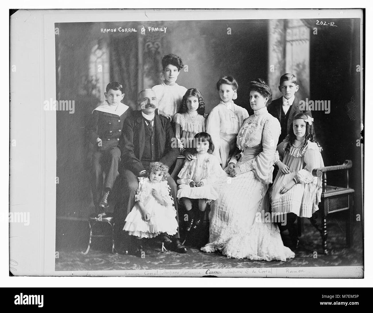 Ramon Corral, eine bekannte Persönlichkeit in der mexikanischen Politik, wird mit seiner Familie gezeigt. Seine politische Rolle und seine familiären Verbindungen werden in diesem historischen Familienporträt hervorgehoben. Stockfoto