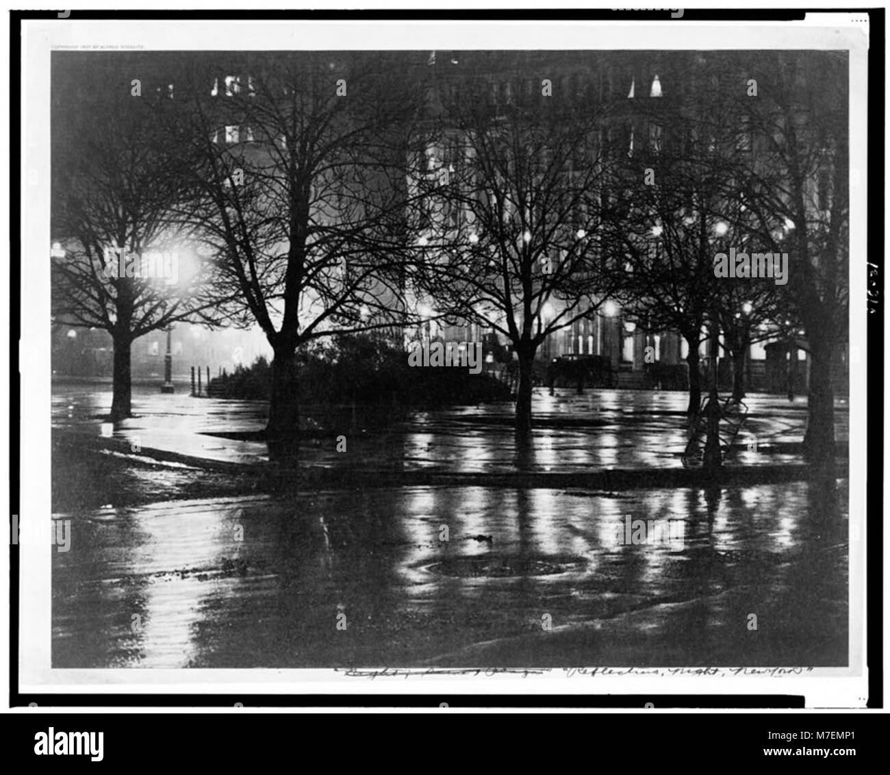 Dieses Bild fängt die Reflexionen von New York City bei Nacht ein und betont die lebendigen Lichter der Stadt und ihre spiegelnden Oberflächen auf Wasser oder Glas. Die Aussicht veranschaulicht die nächtliche Schönheit der Stadt und die urbane Landschaft. Stockfoto