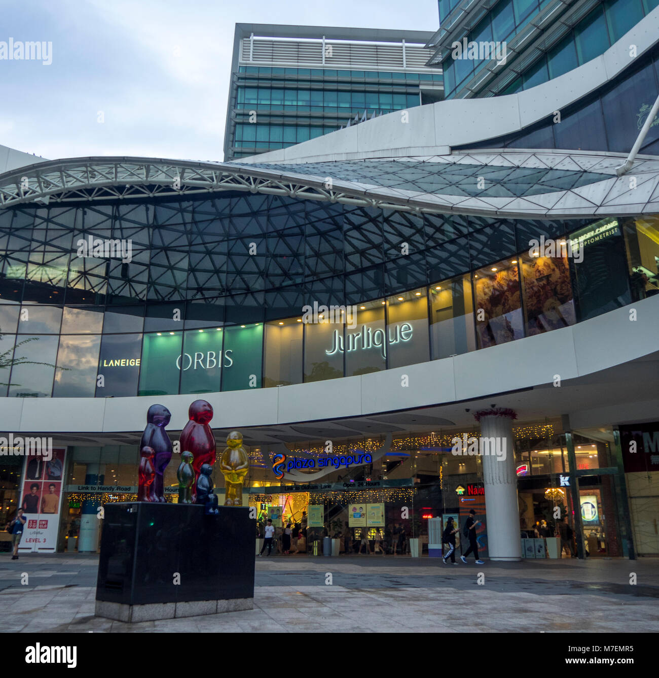 Foyer bis Markt Einkaufszentrum in der Orchard Road, Singapur. Stockfoto