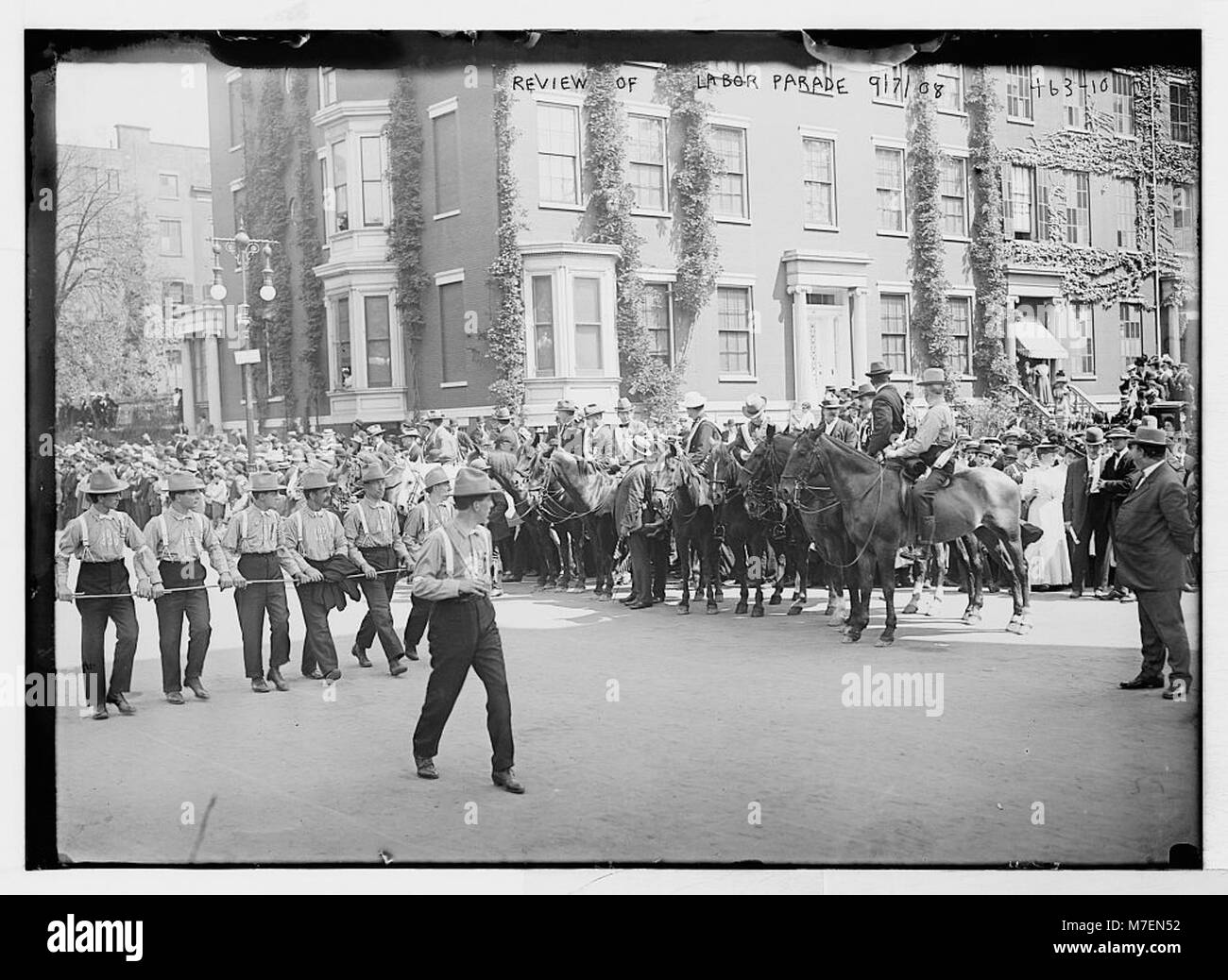 Ein Foto, das die Review of the Labor Day Parade zeigt, welche Gruppen und Arbeiter an der jährlichen Feier der Arbeitnehmerrechte und Errungenschaften im frühen 20. Jahrhundert teilnahmen. Stockfoto