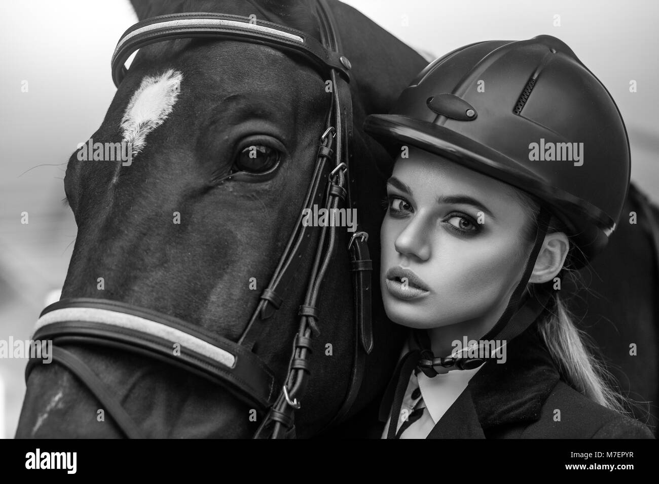 Closeup Portrait von schöne junge Frau mit perfektem Make-up und Stunden. Innen-, Sport- und Fashion Concept. Stockfoto