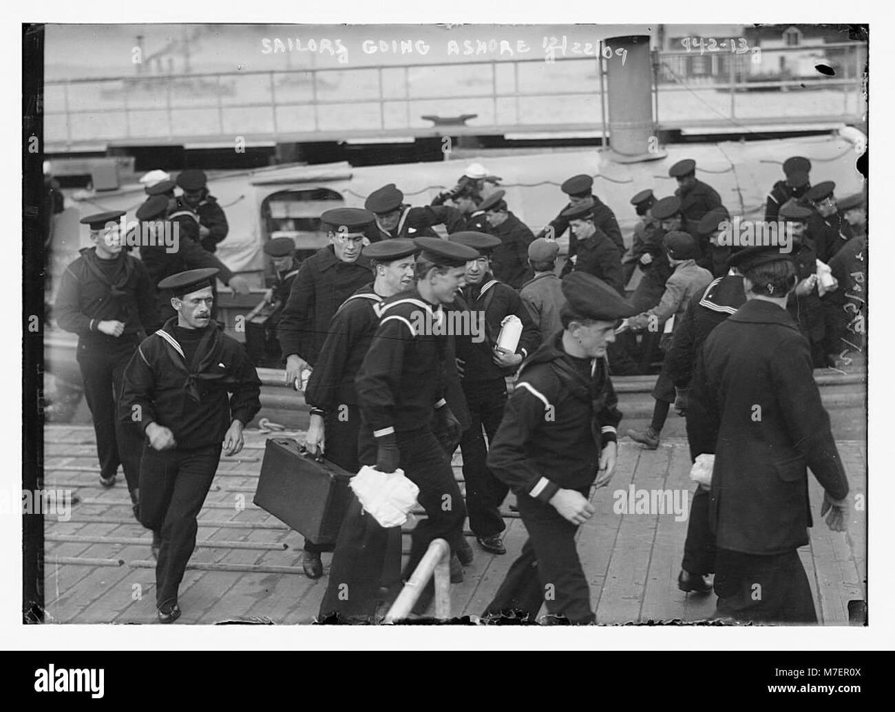 Seeleute, die während der Weihnachtsferien in New York an Land eilen. Das Bild fängt die Energie und Spannung des Militärpersonals während der Feiertage ein. Stockfoto
