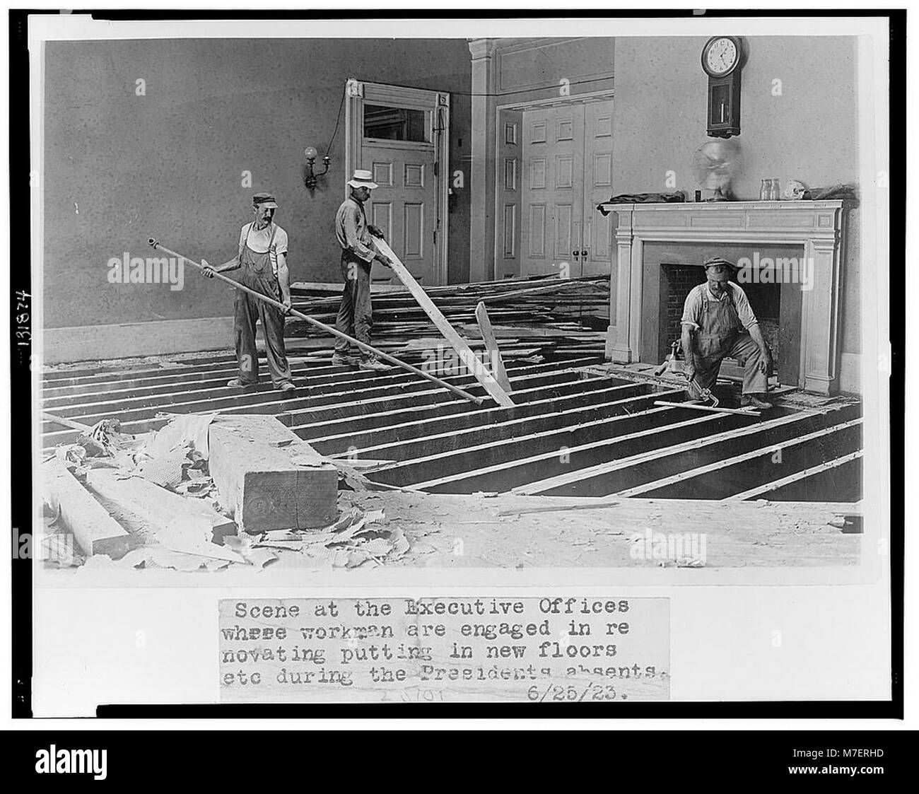 Dieses Bild zeigt eine Szene in den Geschäftsräumen während der Renovierungsarbeiten, in der Arbeiter neue Stockwerke installieren und andere Verbesserungen vornehmen, während der Präsident abwesend ist. Das Foto zeigt einen Moment administrativer Änderungen und Wartungsarbeiten. Stockfoto