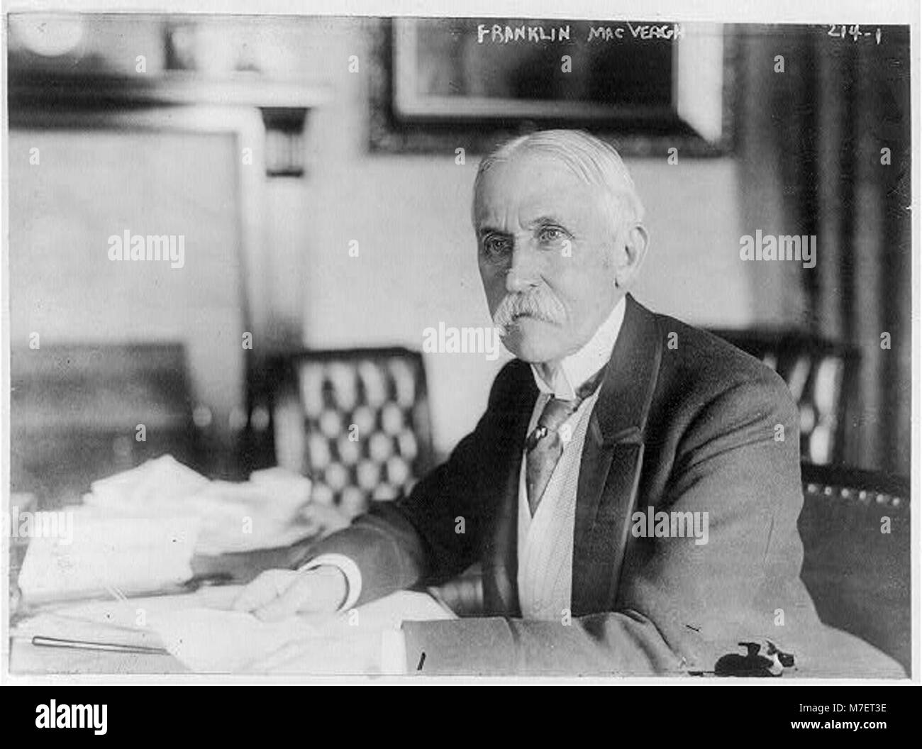 Ein Büstenporträt von Franklin MacVeagh, Finanzminister von 1909 bis 1913, an einem Schreibtisch sitzend und nach links gerichtet. Das Bild spiegelt seine Rolle in der US-Regierung und im Finanzsektor des frühen 20. Jahrhunderts wider. Stockfoto