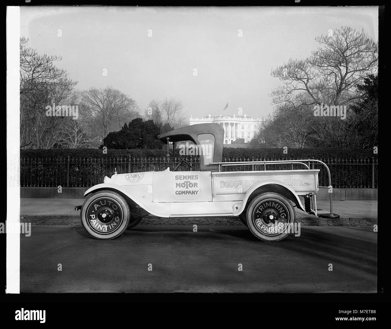 Dieses Foto zeigt einen Servicewagen von Semmes Motor Co., der vor dem Weißen Haus in Washington, D.C. geparkt ist und eine Szene aus dem frühen 20. Jahrhundert mit einem Schwerpunkt auf die Rolle des Automobils im Service-Betrieb einnimmt. Stockfoto