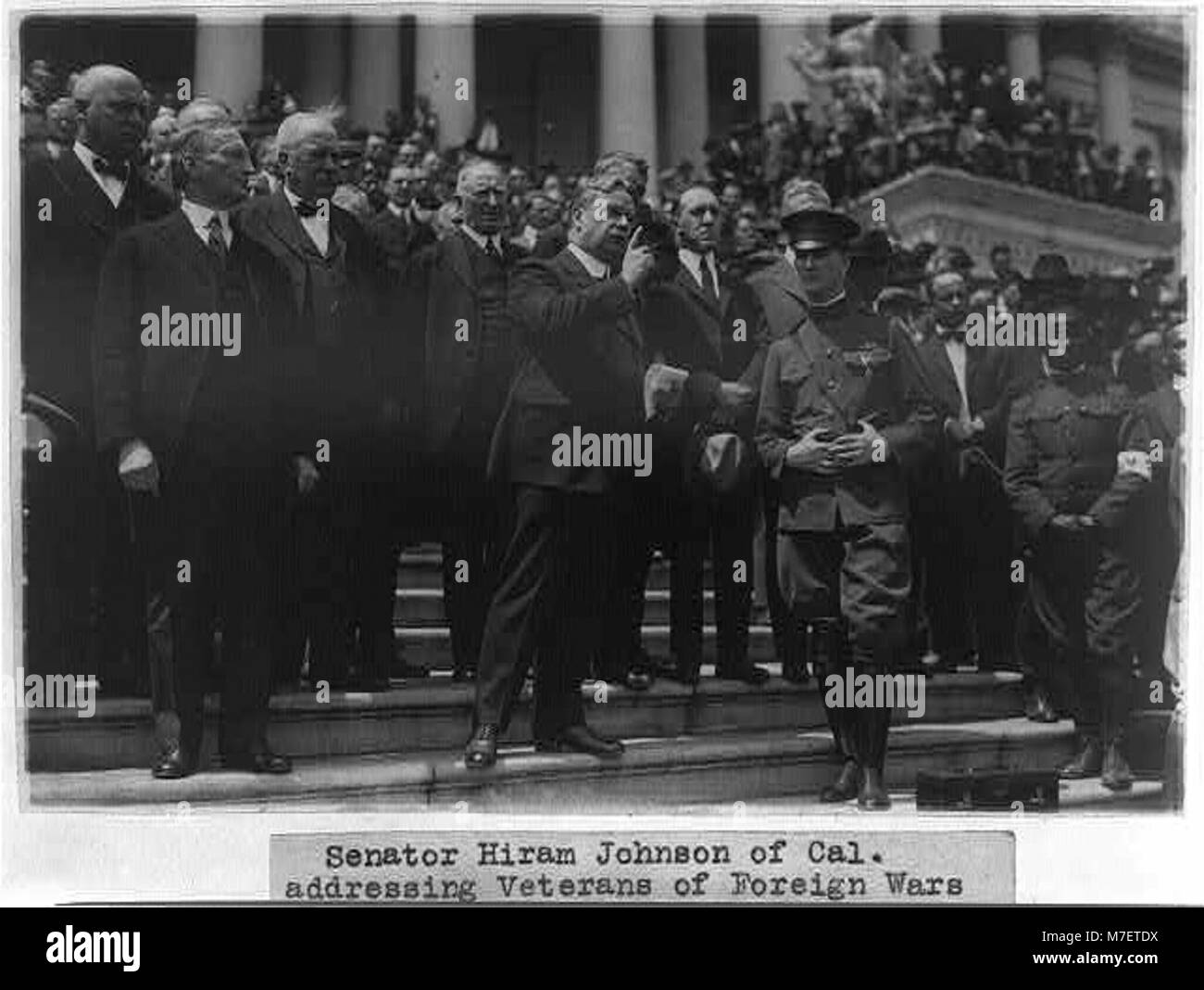 Senator Hiram Johnson aus Kalifornien ist auf den Stufen des Kapitols der USA zu sehen, der sich an eine Gruppe von Veteranen ausländischer Kriege wendet. Sie haben eine Petition für Bonuszahlungen eingereicht. Das Foto zeigt den politischen und sozialen Kontext der damaligen Zeit. Stockfoto