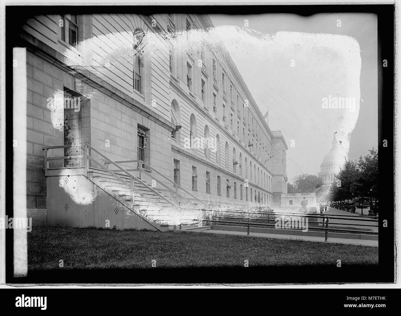 Ein Foto des Senatsgebäudes mit Schwerpunkt auf den Holztreppen. Das Bild zeigt die Architektur und die historische Umgebung des Senatsgebäudes der USA. Stockfoto