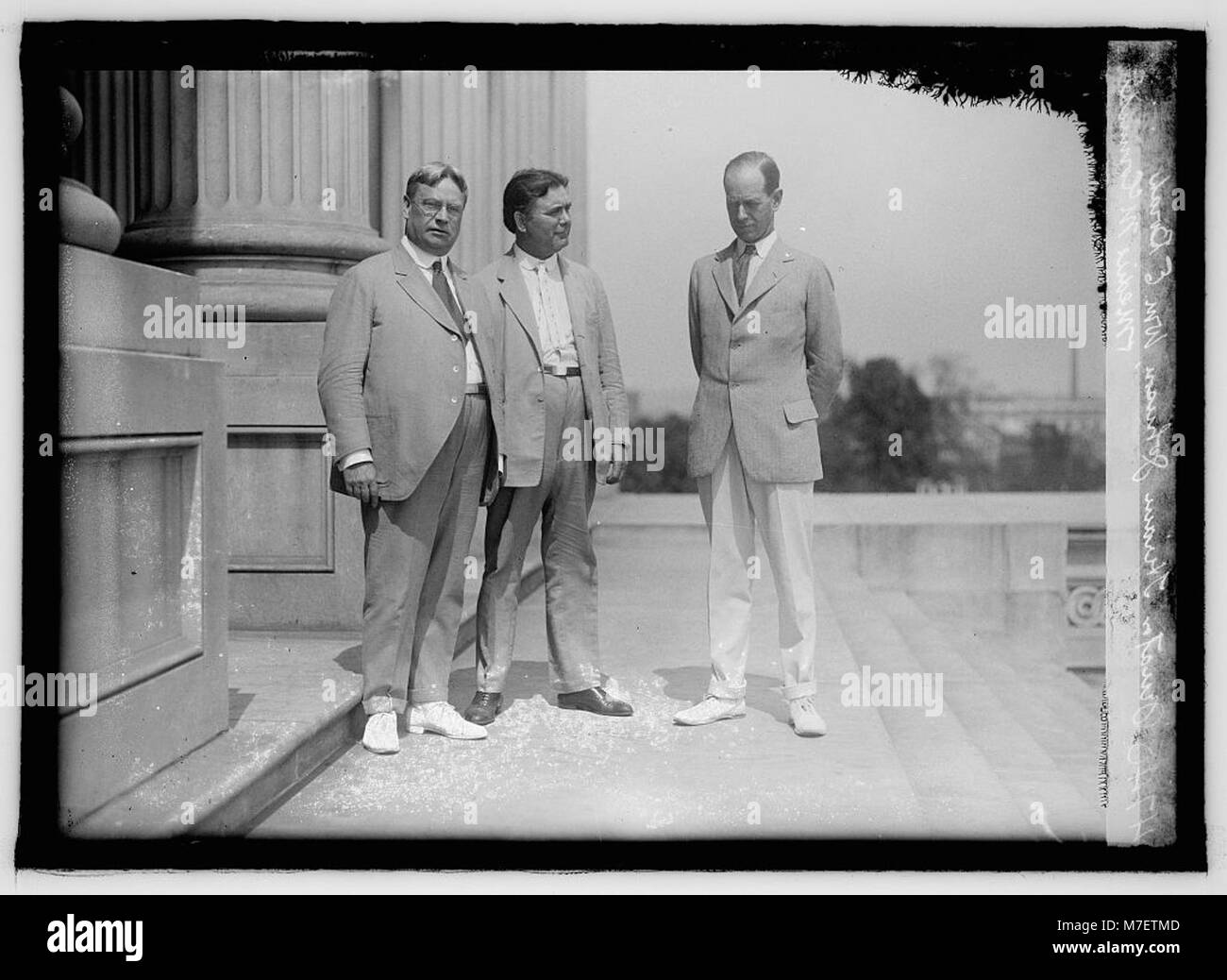 Eine Fotografie von drei bedeutenden politischen Persönlichkeiten: Senator Hiram Johnson, William E. Borah und Medire McCormick, bekannt für ihre Rolle in der US-Politik im frühen 20. Jahrhundert. Stockfoto
