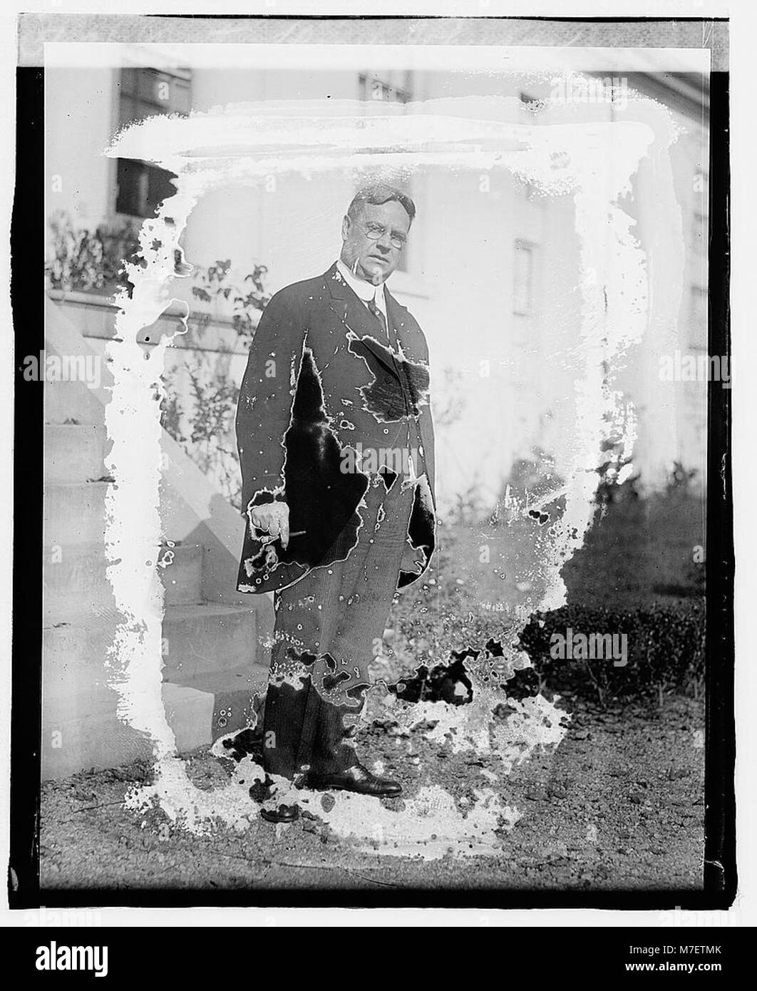 Hiram Johnson, US-Senator aus Kalifornien, bekannt für seine fortschrittliche politische Haltung und seinen Einfluss in der amerikanischen Politik während des frühen 20. Jahrhunderts. Dieses Porträt fängt ihn in einer formellen Umgebung ein. Stockfoto