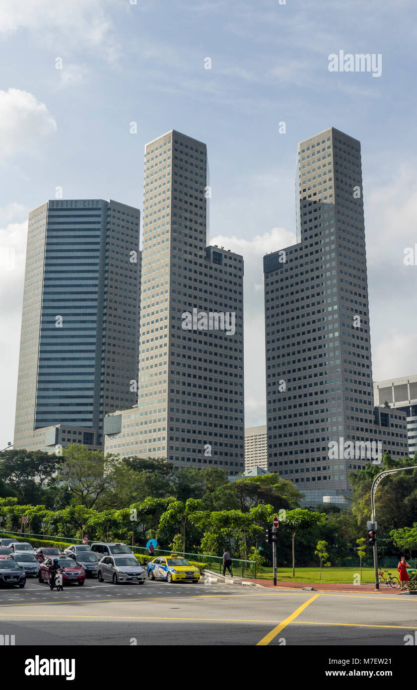 Verkehr an der Kreuzung der Rochor und Strand Straßen und Suntec City Office Towers in Singapur. Stockfoto