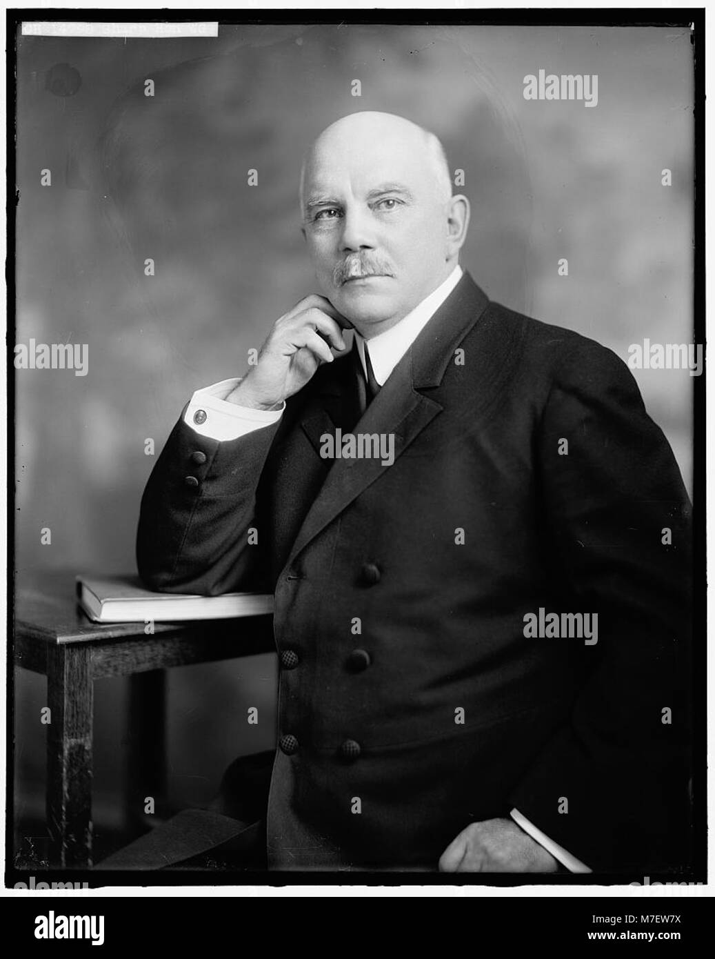 Ein Porträt des ehrenwerten W.G. Sharp, einer einflussreichen Persönlichkeit in Recht oder Regierung, spiegelt seine Beiträge und sein Vermächtnis in seinem jeweiligen Gebiet wider. Stockfoto