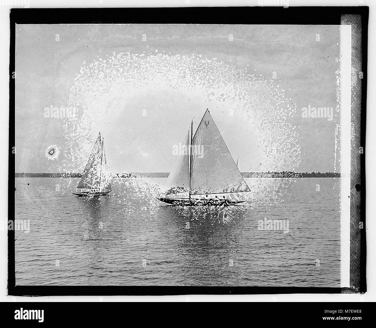 Dieses Bild zeigt Yachtaktivitäten im Sherwood Forest, einem Ort, der für seine malerische Schönheit und historische Bedeutung bekannt ist. Das Foto fängt einen Moment der Freizeit und Erholung auf dem Wasser ein. Stockfoto