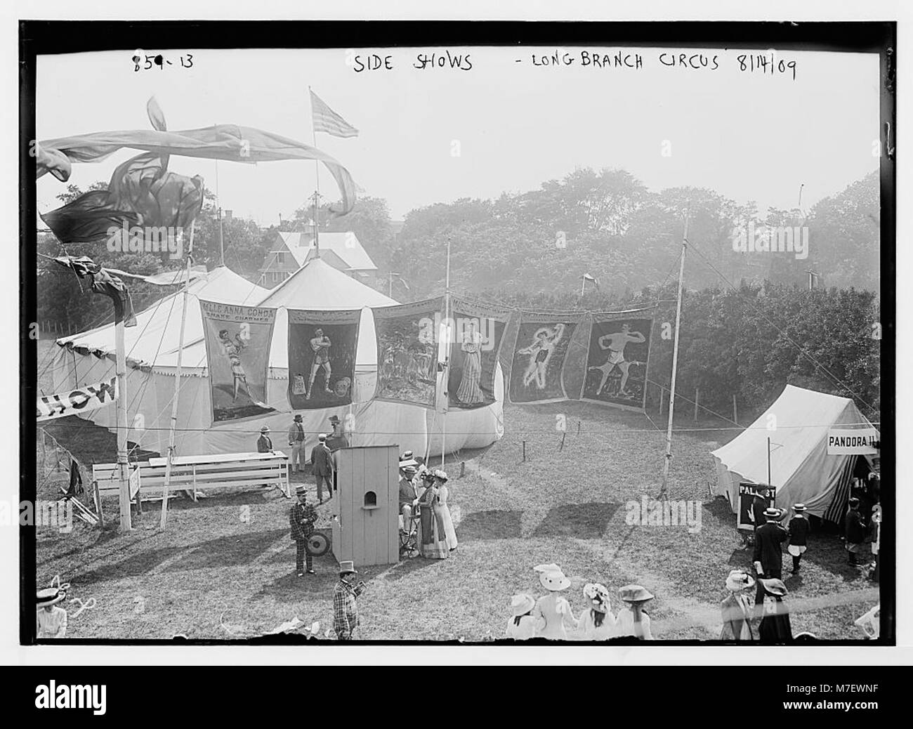 Ein Foto der Nebenausstellung Konzessionen im Society Circus in Long Branch. Das Bild fängt die Atmosphäre des Karnevals mit Kabinen und Attraktionen ein, die typisch für das Zirkusleben des frühen 20. Jahrhunderts sind. Stockfoto