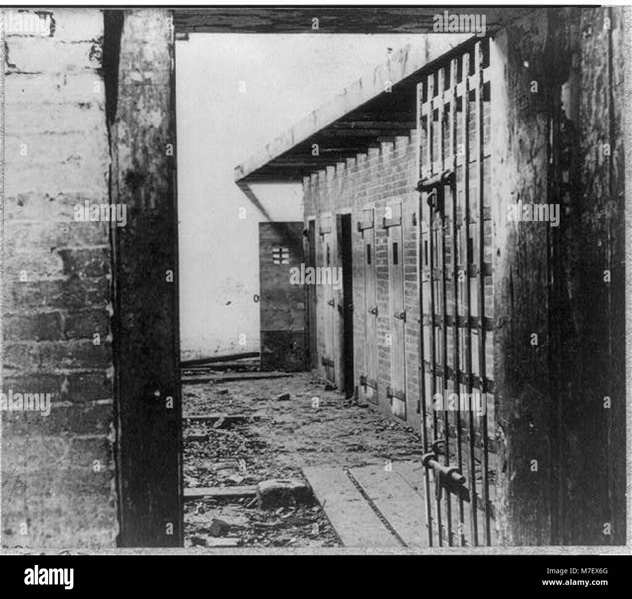 Dieses historische Bild zeigt einen Sklavenhalter in Alexandria, Virginia, der ein dunkles Kapitel in der amerikanischen Geschichte darstellt, das mit dem Handel und der Inhaftierung versklavter Personen vor dem Bürgerkrieg zusammenhängt. Stockfoto