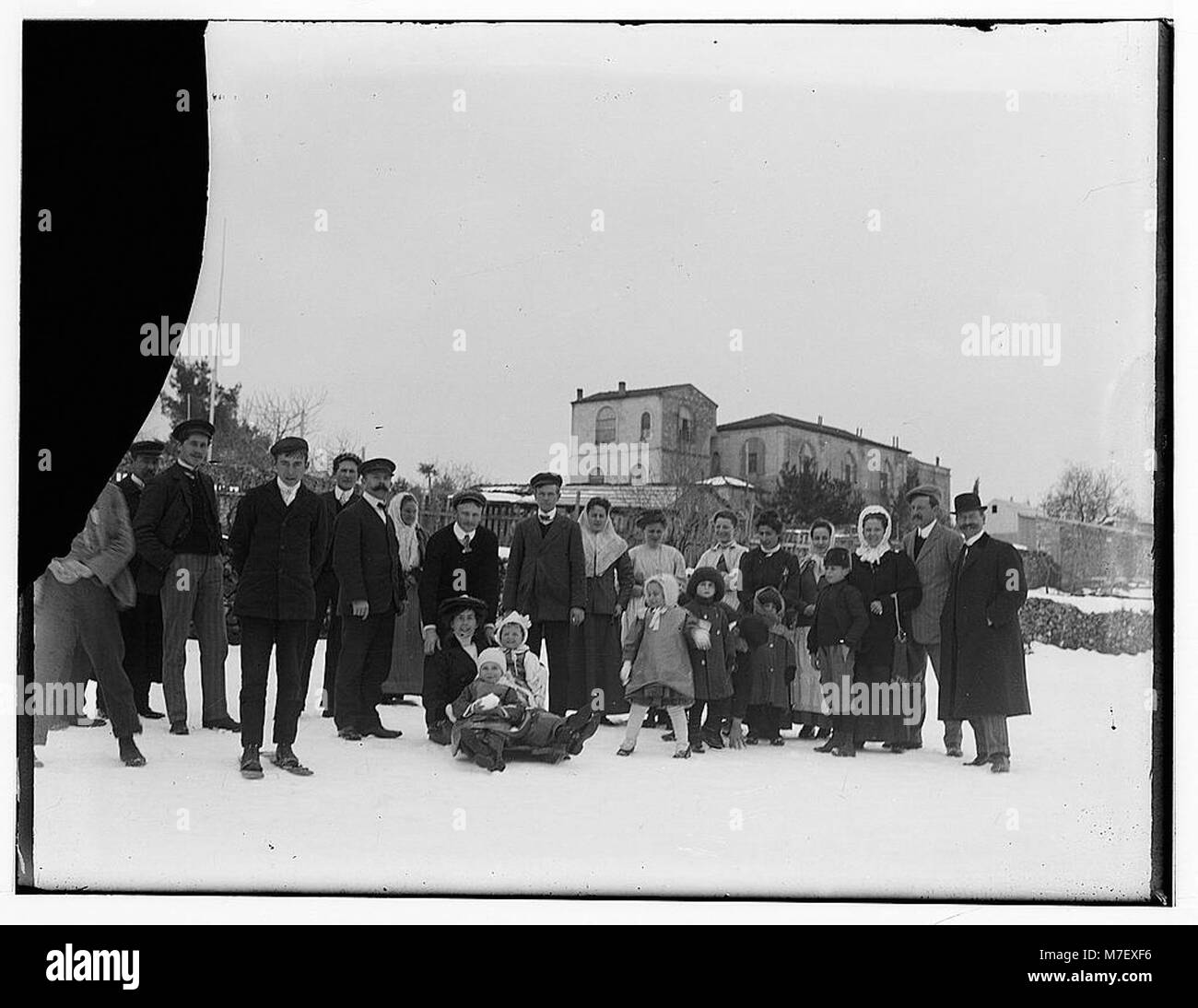 Ein historisches Foto von Menschen, die 1921 im Schnee in Jerusalem posierten, das ein seltenes Schneeereignis in der Stadt darstellt und die Atmosphäre der Stadt zu Beginn des 20. Jahrhunderts einfängt. Stockfoto