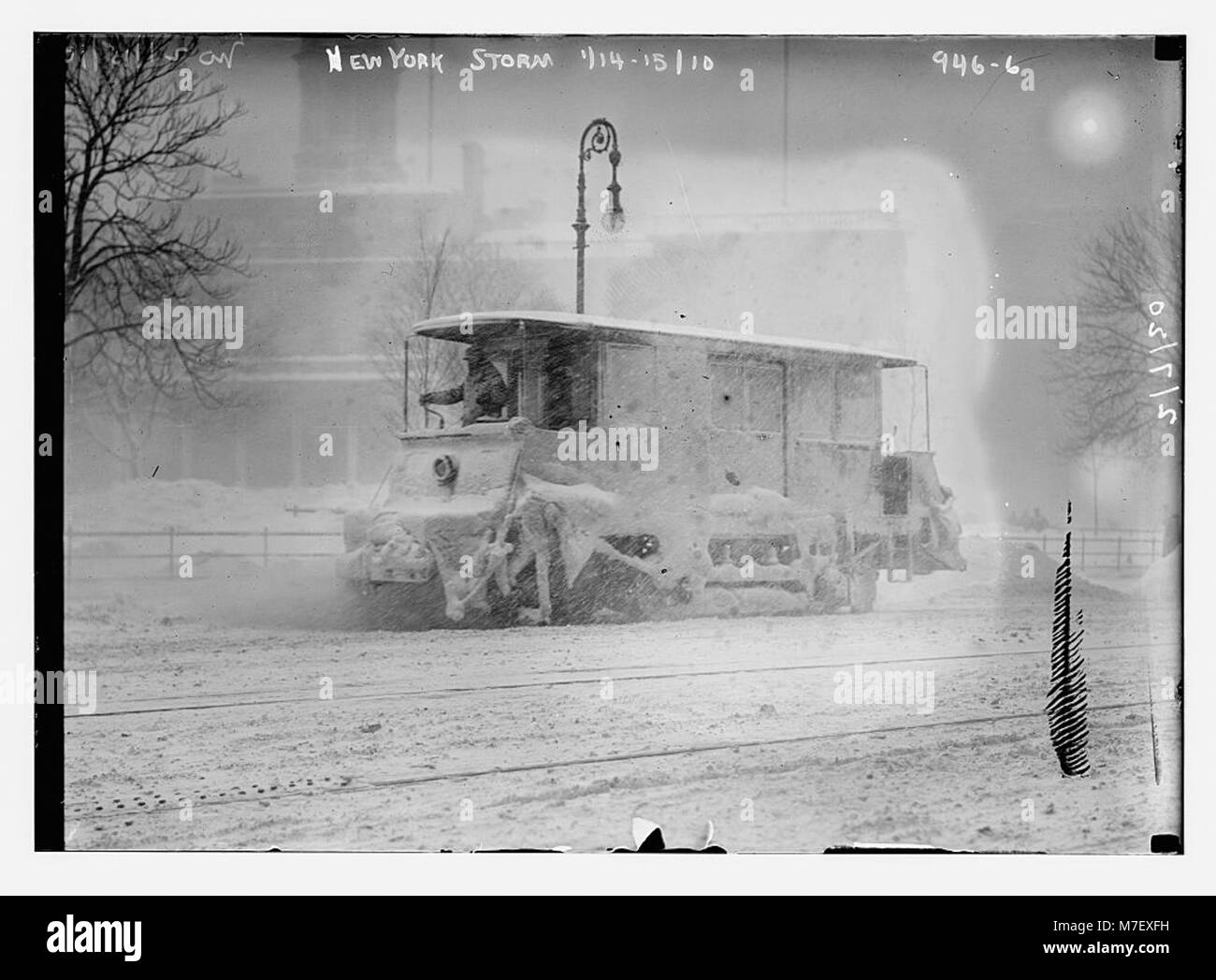 Ein Foto eines Schneepflugs, der während eines Sturms in New York Schnee beseitigt, zeigt die Reaktion der Stadt auf das Winterwetter und die Schneeräumungsbemühungen. Stockfoto