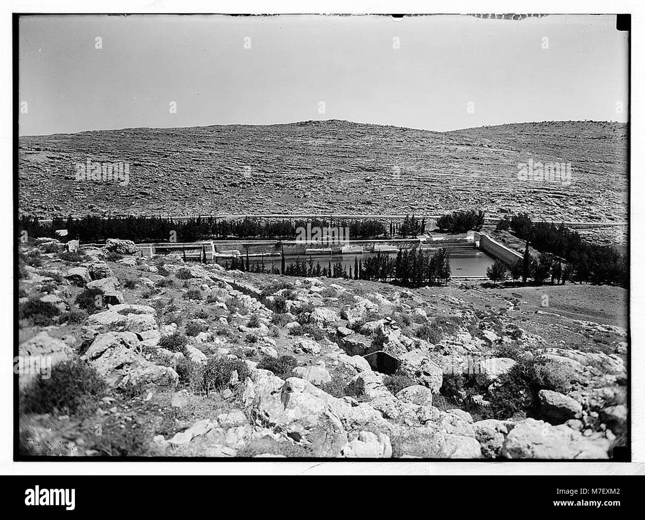 Das Bild zeigt Salomons Becken und die antiken Aquädukte des Wadi el-Biyar. Das Aquädukt teilt sich, ein Ast führt zum unteren Becken, während der andere der Kontur nach links folgt und die historische Wasserinfrastruktur zeigt. Stockfoto