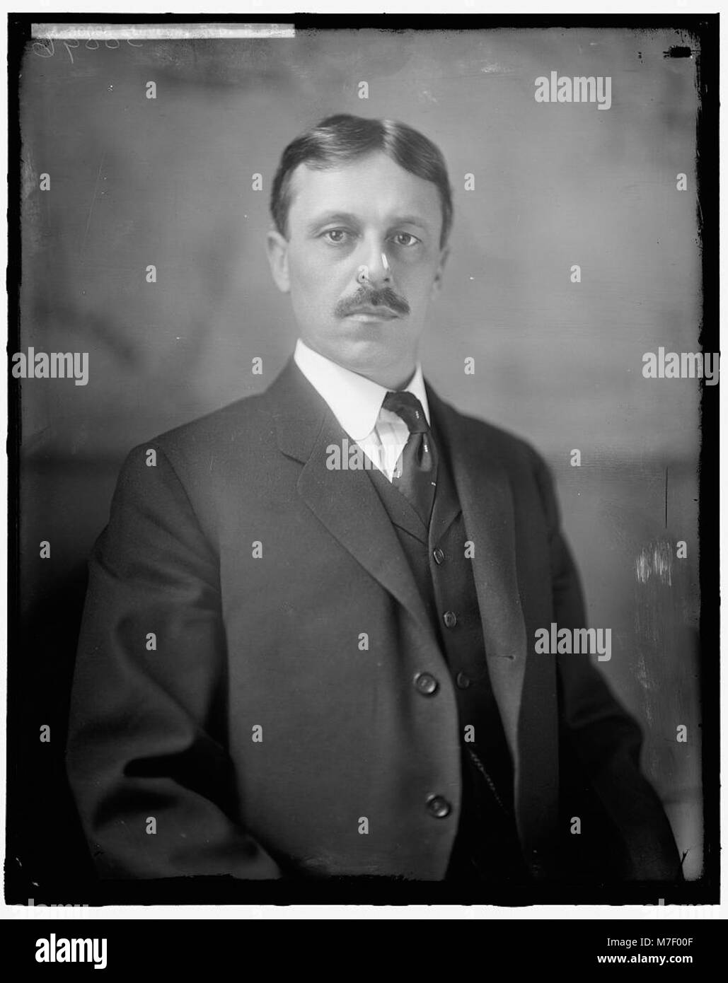 Dieses Porträt von R.B. Stevens, einem Vertreter der US-Politik, spiegelt seine Rolle bei der Gestaltung der Gesetzgebungsgeschichte wider. Das Bild zeigt ein formales, professionelles Bild der politischen Figur. Stockfoto