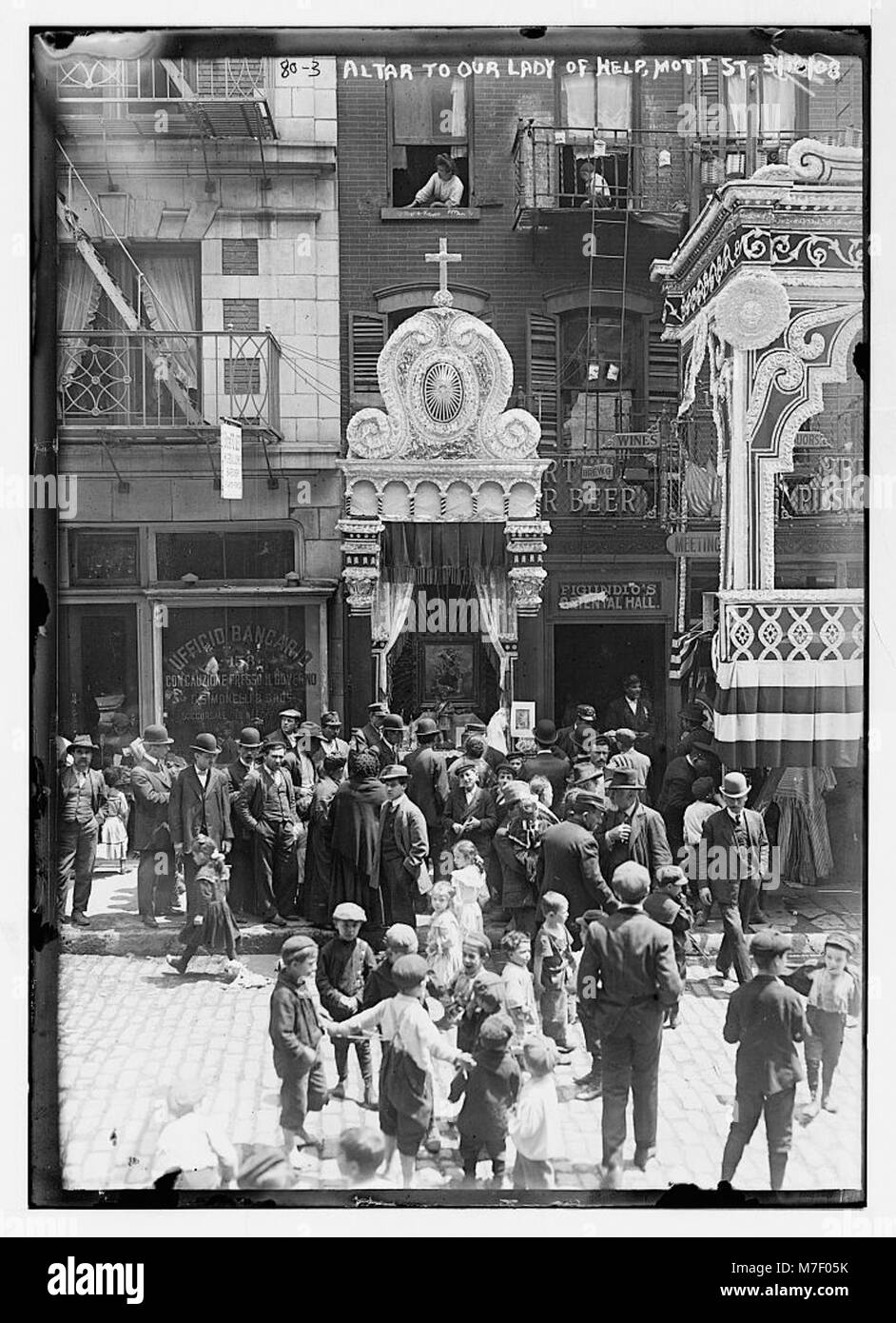 Ein Straßenaltar, der unserer Lieben Frau der Hilfe gewidmet ist, befindet sich in der Mott Street, Brooklyn, New York, und zeigt die Hingabe der Gemeinde und die religiöse Bedeutung des Altars. Stockfoto