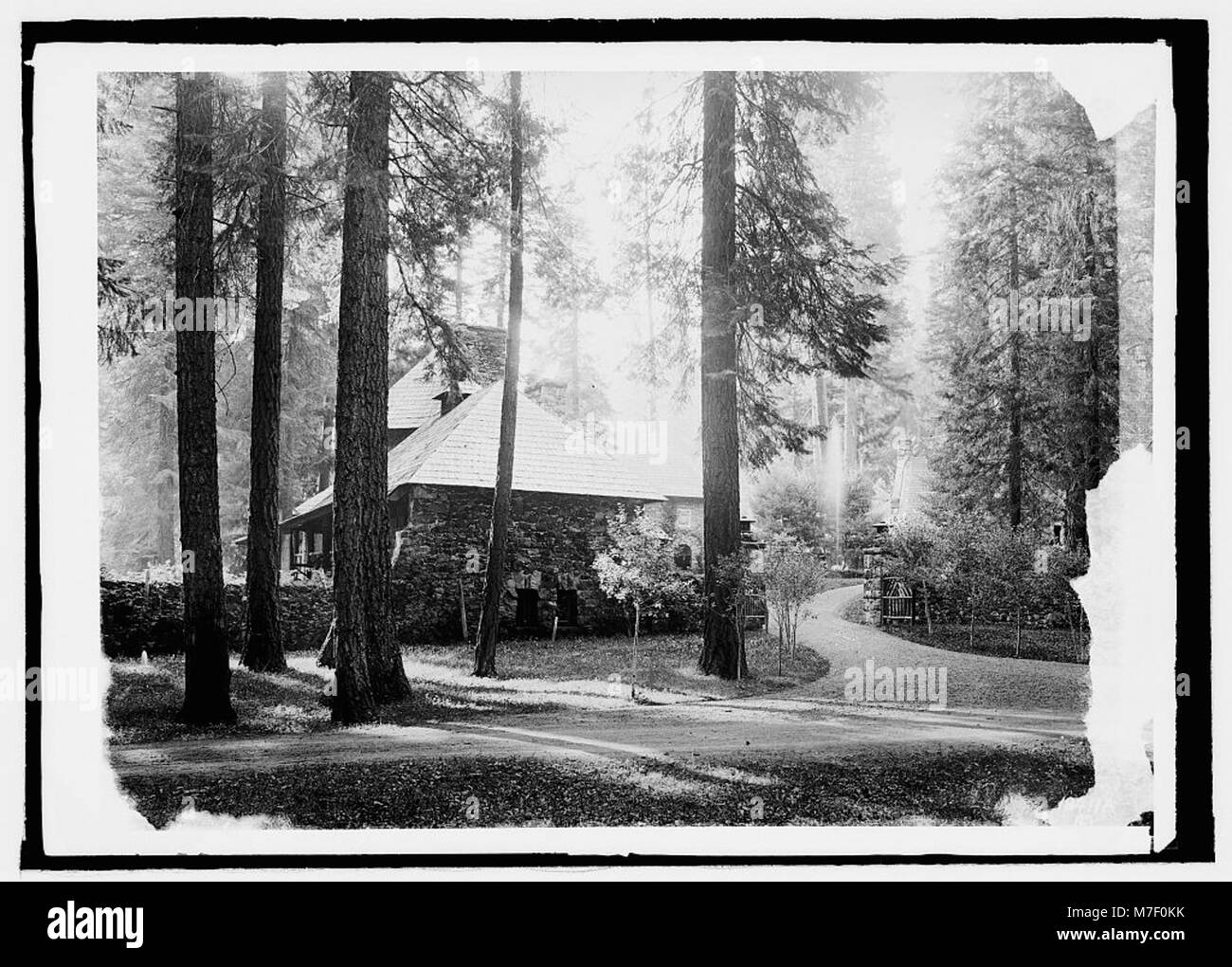 Ein Foto eines Sommerhauses im Shasta National Forest in Kalifornien, das die ruhige Umgebung und die malerische Landschaft dieses Gebietes während des 20. Jahrhunderts einfängt. Stockfoto