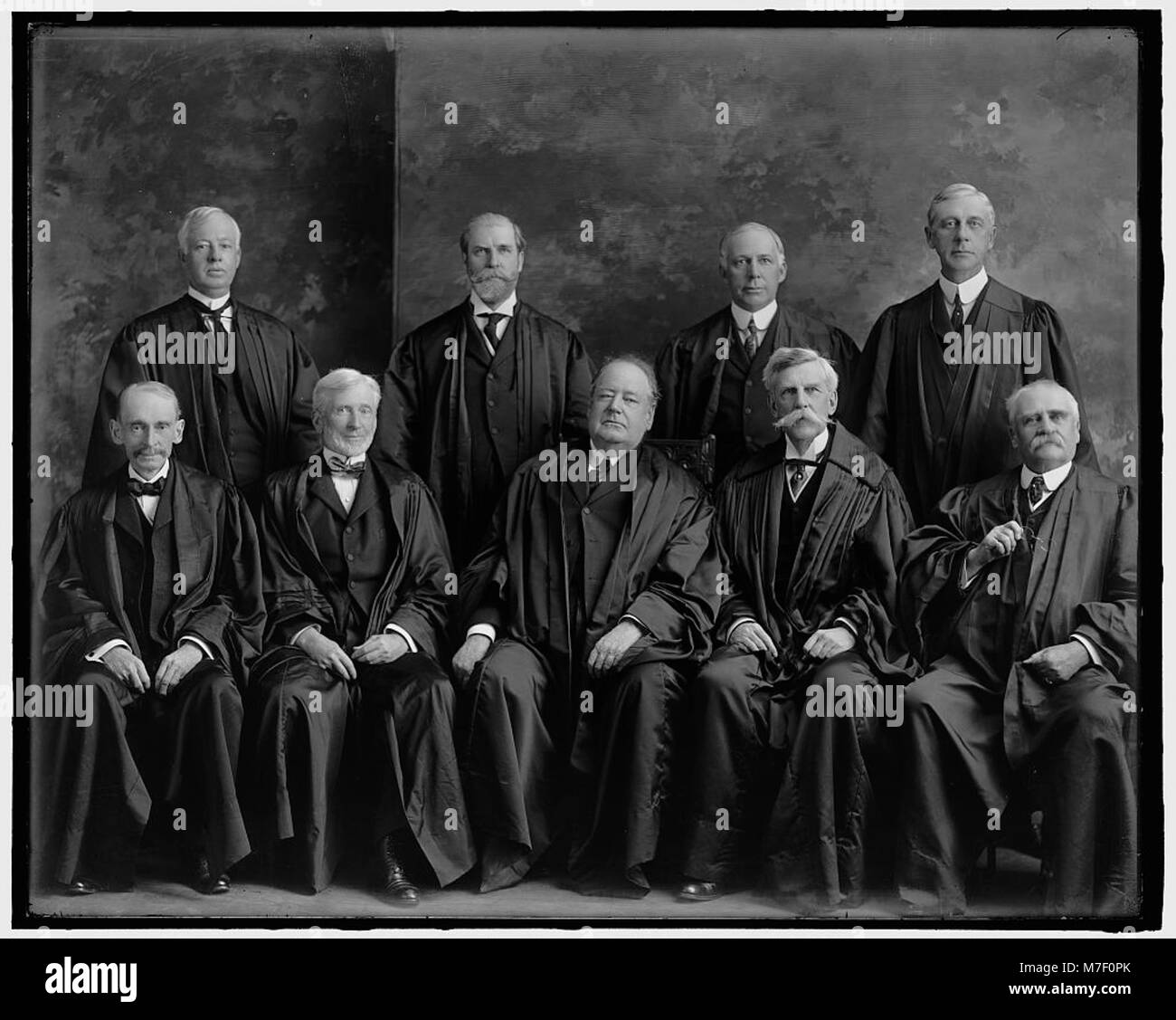 Dieses Bild zeigt das Gebäude des Obersten Gerichtshofs der USA, das höchste Gericht der Vereinigten Staaten, das den juristischen Zweig der Regierung und seine Rolle im amerikanischen Recht und in der Gesellschaft symbolisiert. Stockfoto