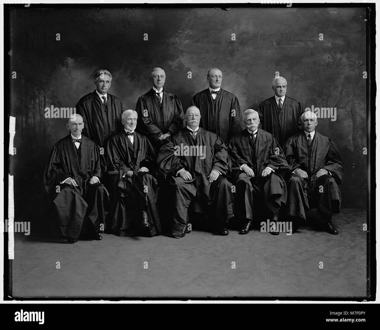 Ein Foto des Gebäudes des Obersten Gerichtshofs der USA, eines der wichtigsten juristischen Wahrzeichen des Landes. Das Bild hebt die klassische Architektur und die historische Bedeutung des Gebäudes hervor. Stockfoto