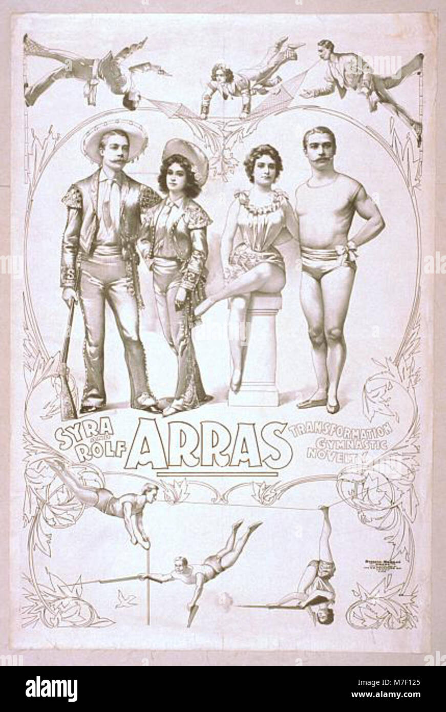 Dieses Bild zeigt Syra und Rolf Arras, die einen Transformationsgymnastik-Neuheitsakt ausführen. Ihre Leistung unterstreicht ihre einzigartigen Gymnastikfähigkeiten und Kreativität in der Zirkuskunst. Stockfoto