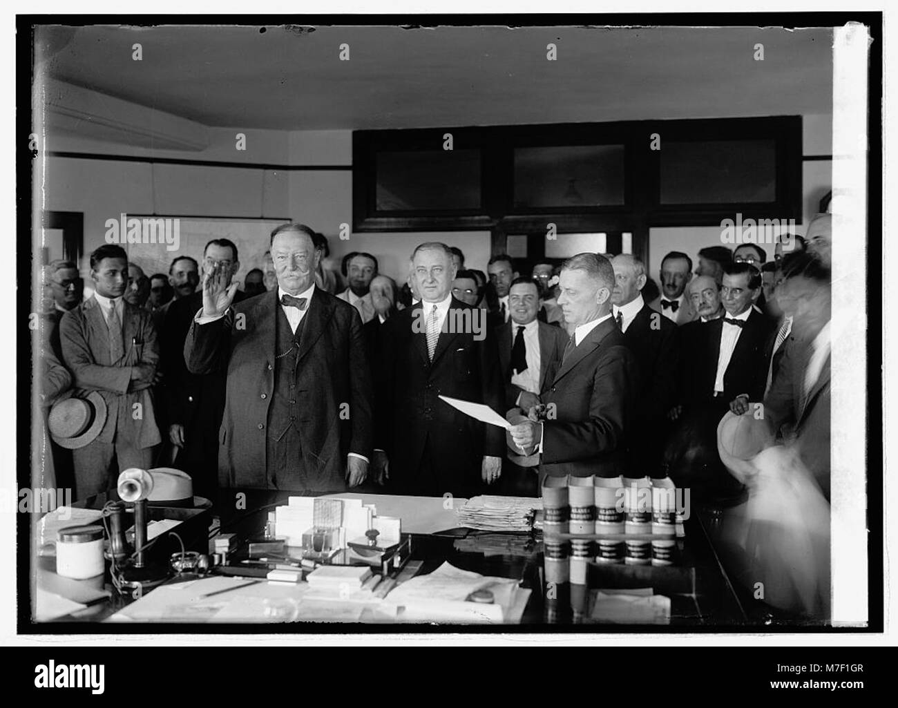 Ein historisches Foto von William Howard Taft, der als Chief Justice der Vereinigten Staaten vereidigt wurde, markierte seinen Übergang vom Präsidenten zum Chef der Justizabteilung. Stockfoto