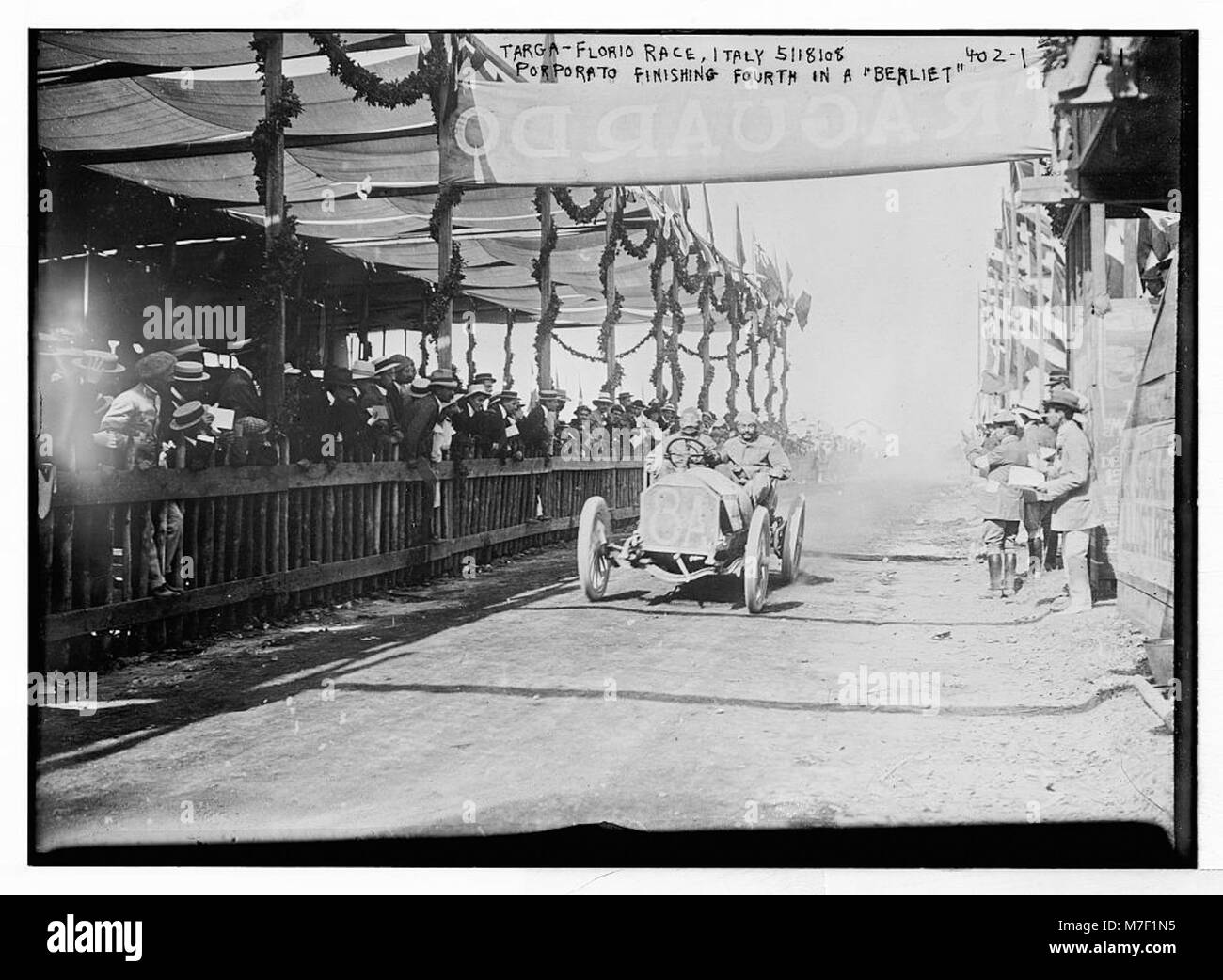 Eine Szene aus der Targa Florio, einem italienischen Motorsport-Rennen, bei dem Fahrer Porporato mit einem Berliet-Auto den vierten Platz belegte. Die Targa Florio war ein legendäres Straßenrennen, bekannt für seine anspruchsvolle Strecke und sein Wettkampffeld. Stockfoto