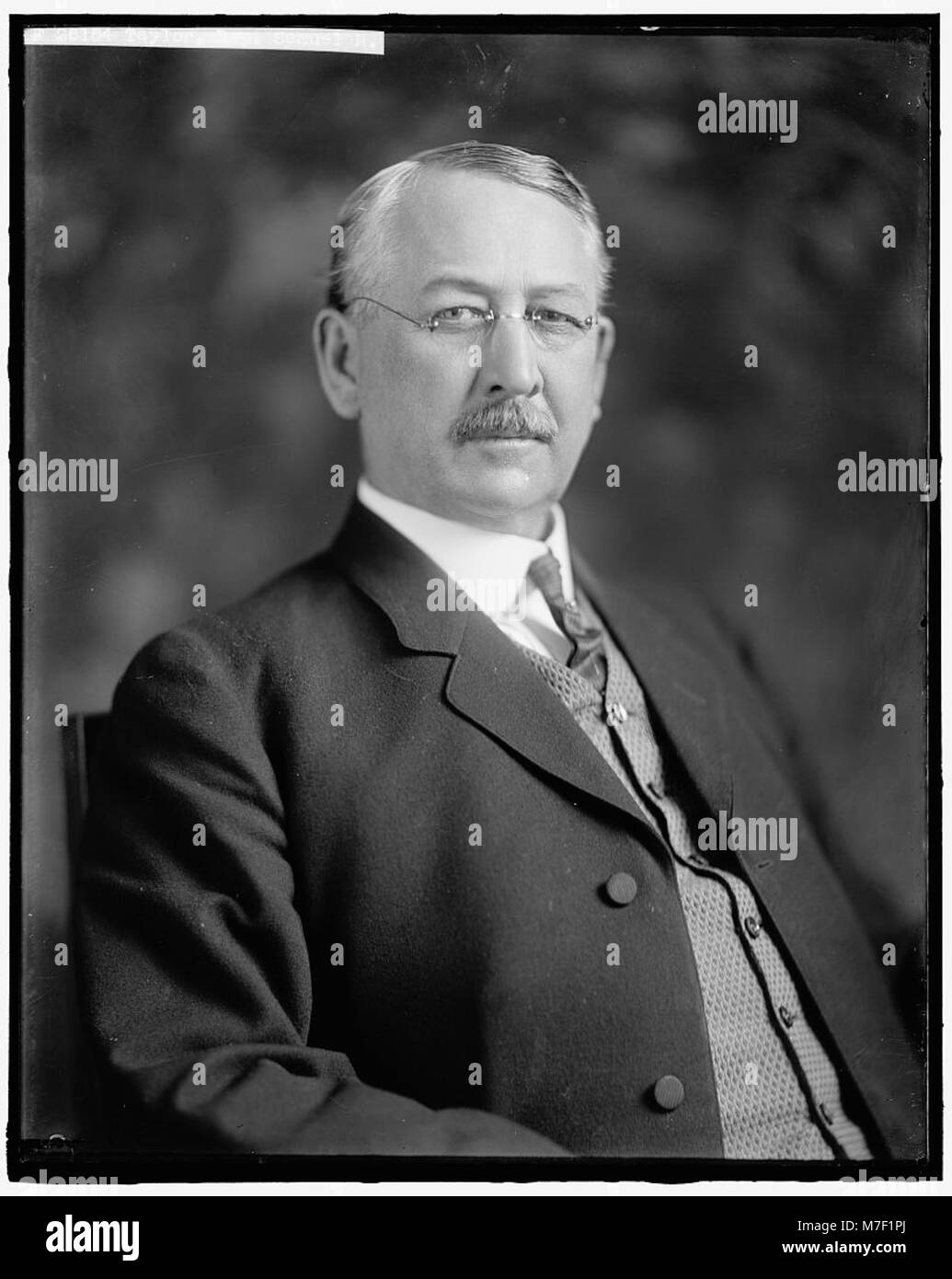 Ein Porträt von Samuel M. Taylor, einem amerikanischen Vertreter. Taylor war im US-Kongress tätig und trug in seiner Zeit zu legislativen Angelegenheiten bei, und dieses Bild fängt sein Bild als öffentliche Figur ein. Stockfoto