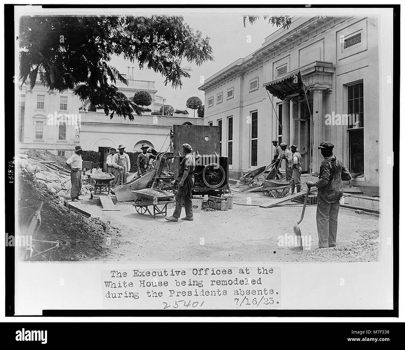 Die Exekutivbüros im Weißen Haus werden renoviert, während der Präsident weg ist. Das Bild zeigt die laufenden Renovierungsarbeiten in einem bedeutenden politischen Umfeld. Stockfoto