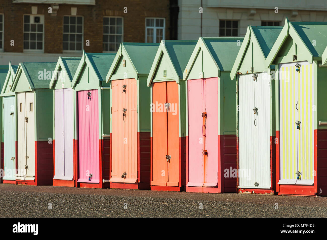 Strandhütten direkt an der Meeresküste von Brighton, England. Stockfoto