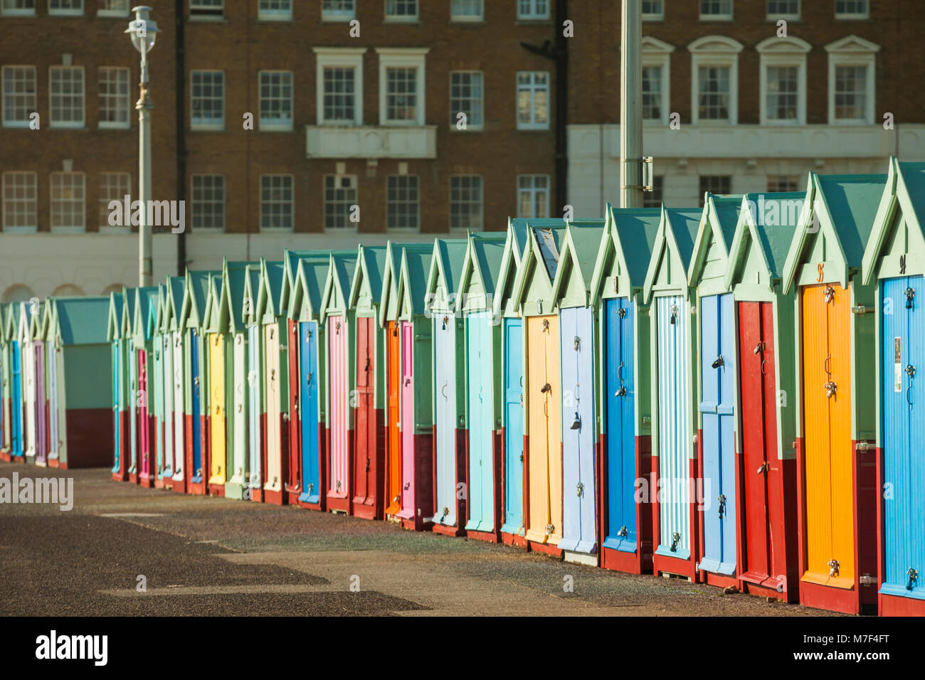 Strandhütten direkt an der Meeresküste von Brighton, England. Stockfoto