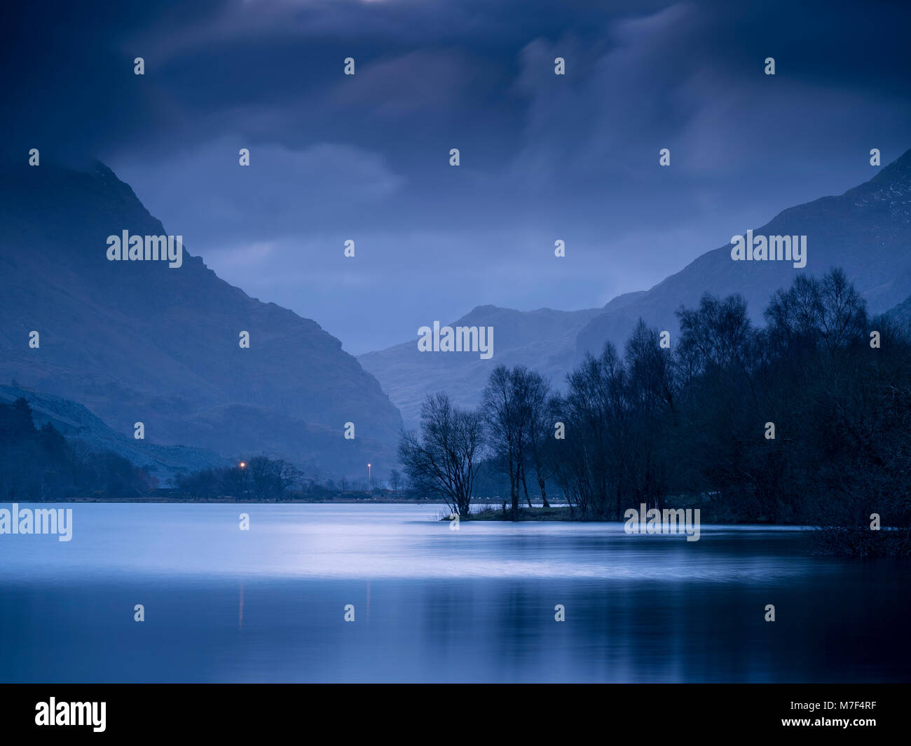 Vor der Morgendämmerung noch Wasser von Llyn Padarn. Stockfoto