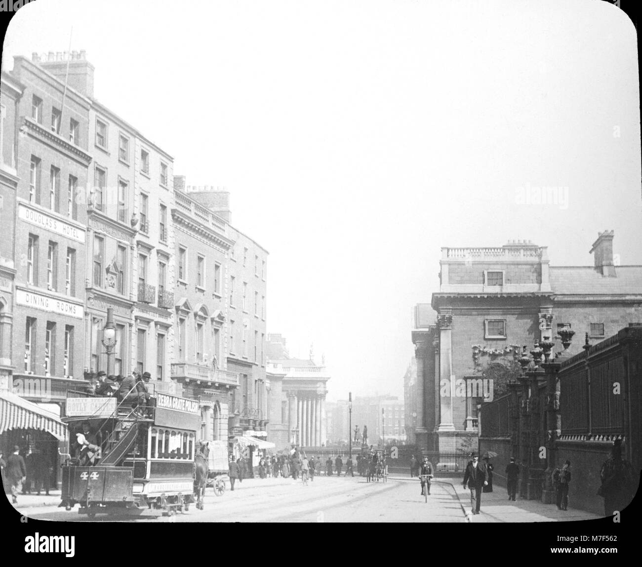 Blick hinunter auf der Grafton Street in Dublin während der Viktorianischen Zeit. Der Douglas Hotel und Speisesäle sind sichtbar auf der linken, die Nummer 44 von Pferden gezogene Straßenbahn zeigt Werbung für Zebra Grate Polish. Stockfoto