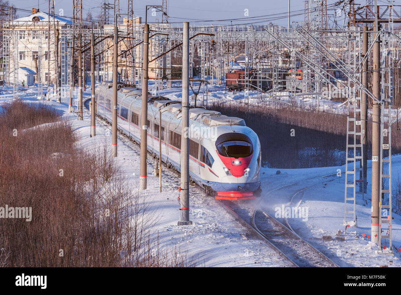Moderne Hochgeschwindigkeitszug bewegt sich schnell im Winter morgens Zeit Stockfoto
