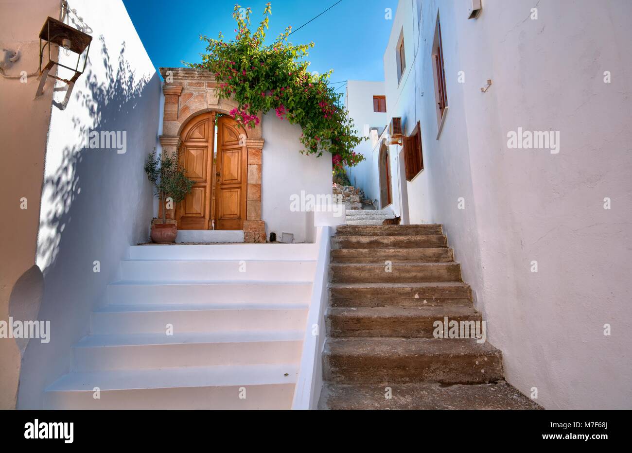 Schmale Gasse und traditioneller griechischer Architektur von Lindos, Insel Rhodos, Griechenland Stockfoto