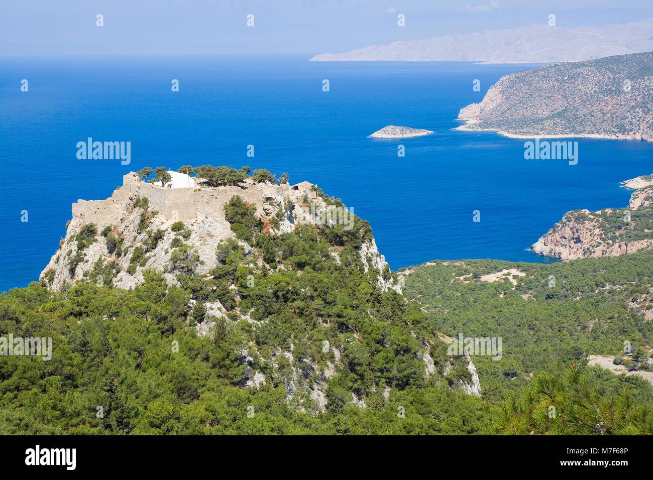 Ruinen einer Burg der Ritter des Heiligen Johannes auf der Oberseite der isolierten Felsen an der Küste der Ägäis, Rhodos, Griechenland gebaut Stockfoto