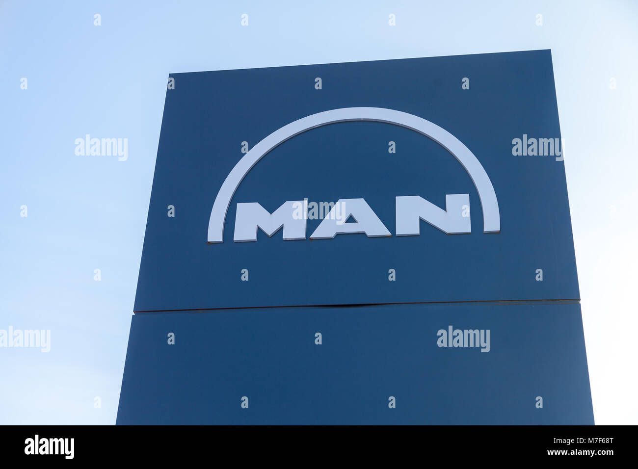 Nürnberg/Deutschland - März 4, 2018: MAN Logo auf einem Brett in der Nähe von Werk in Nuernberg. Stockfoto