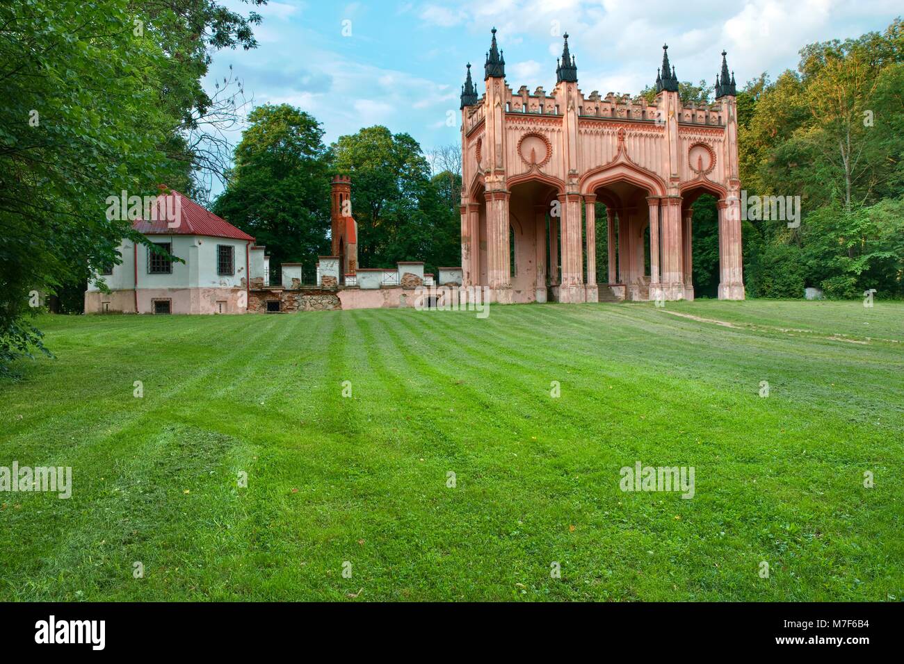 Eingang Portal in englischer Sprache im Gotischen Stil zu den Ruinen des Palastes der PAC-Familie in Dowspuda, Polen Stockfoto