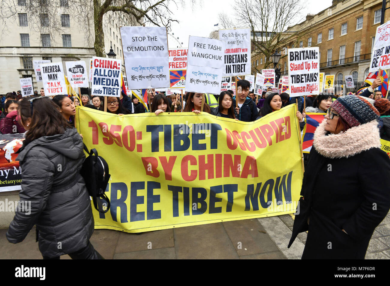 Die tibeter und ihre Unterstützer in Whitehall, London zeigen, gegenüber den Toren der Downing Street, dem Jahrestag des Aufstands 1959 gegen den chinesischen Einfluss in Tibet, die in der Flucht des Dalai Lama ins Exil führte zu markieren. Stockfoto