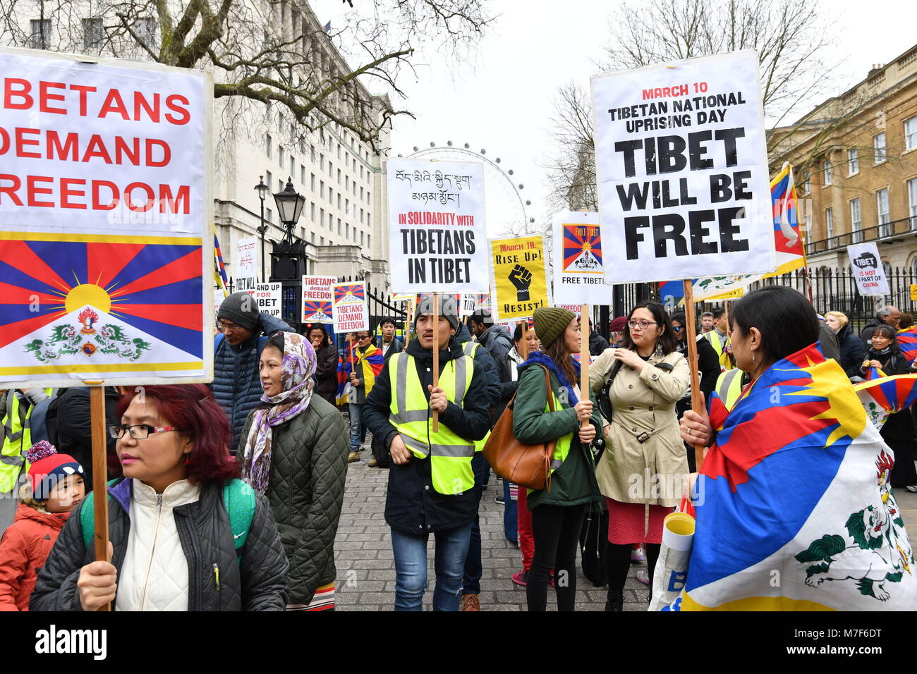 Die tibeter und ihre Unterstützer in Whitehall, London zeigen, gegenüber den Toren der Downing Street, dem Jahrestag des Aufstands 1959 gegen den chinesischen Einfluss in Tibet, die in der Flucht des Dalai Lama ins Exil führte zu markieren. Stockfoto