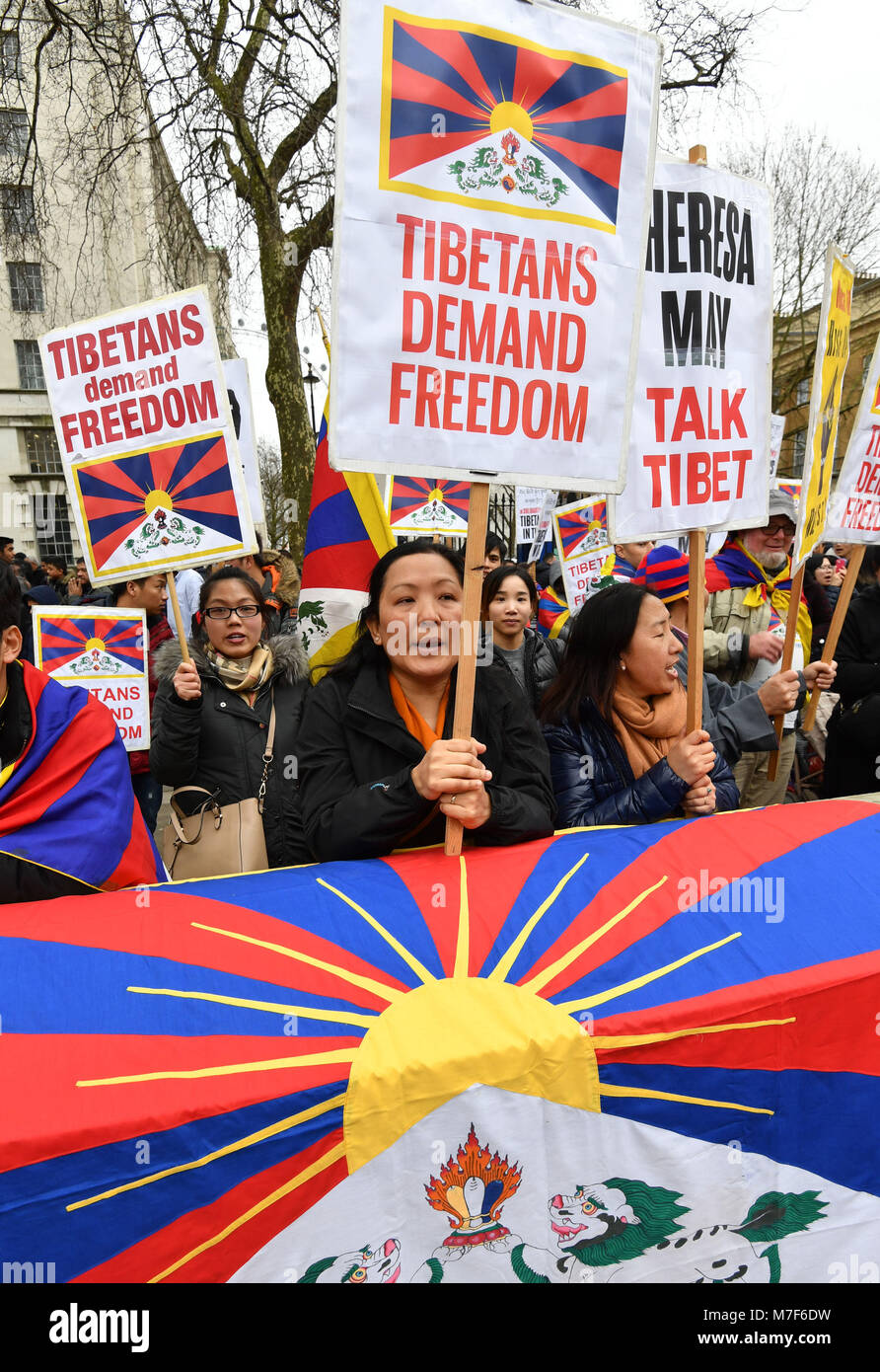 Die tibeter und ihre Unterstützer in Whitehall, London zeigen, gegenüber den Toren der Downing Street, dem Jahrestag des Aufstands 1959 gegen den chinesischen Einfluss in Tibet, die in der Flucht des Dalai Lama ins Exil führte zu markieren. Stockfoto