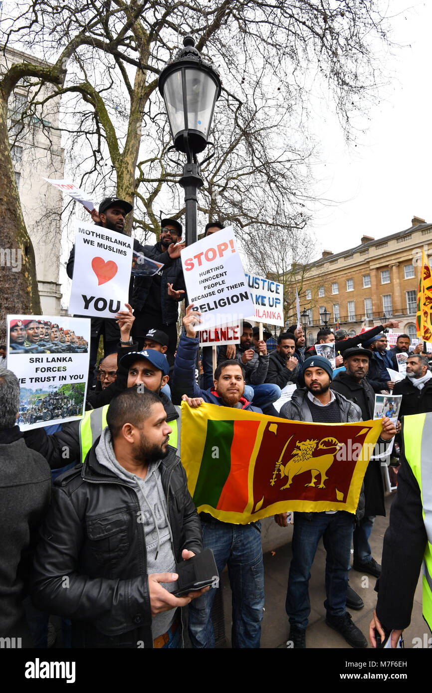 Die Menschen nehmen teil an einer Demonstration in Whitehall, London, gegen gewalttätige Angriffe auf Minderheiten Sri Lankas muslimischen Bevölkerung zu protestieren. Stockfoto